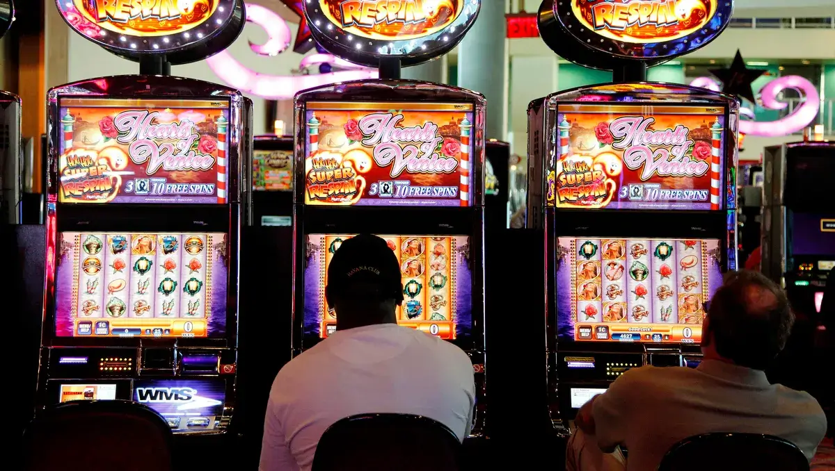 Slot game là một hình thức đánh bài ăn tiền thật thông qua các máy đánh bạc (slot machine) trong các sòng bạc.